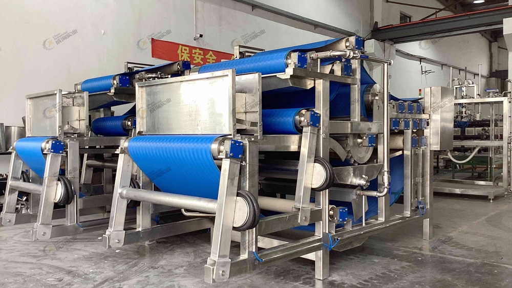 上海成洵为越南企业定制的3台椰汁加工专用带式压榨机